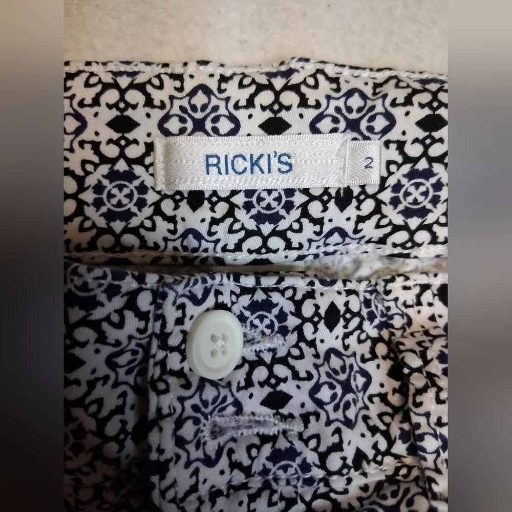 4/20$ ➡️ Ricki's Navy and White Patterned Shorts - Picture 3 of 3